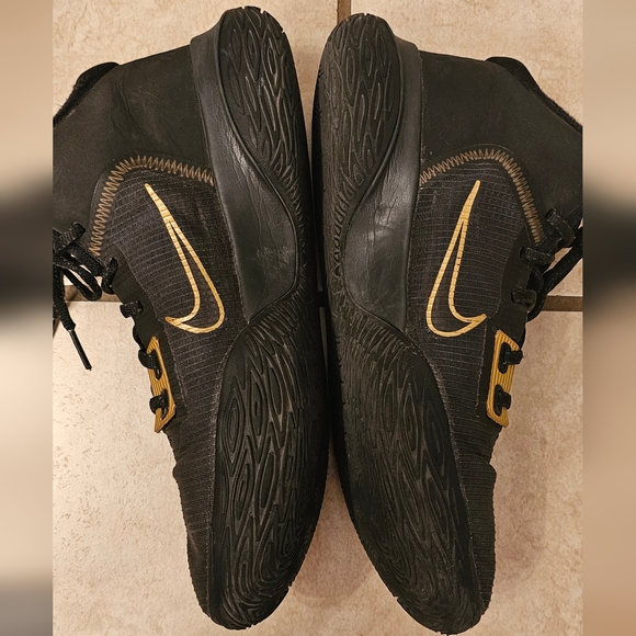 Nike Kyrie Flytrap 4 Black and Gold Basketball tennis size 8 - Picture 2 of 6